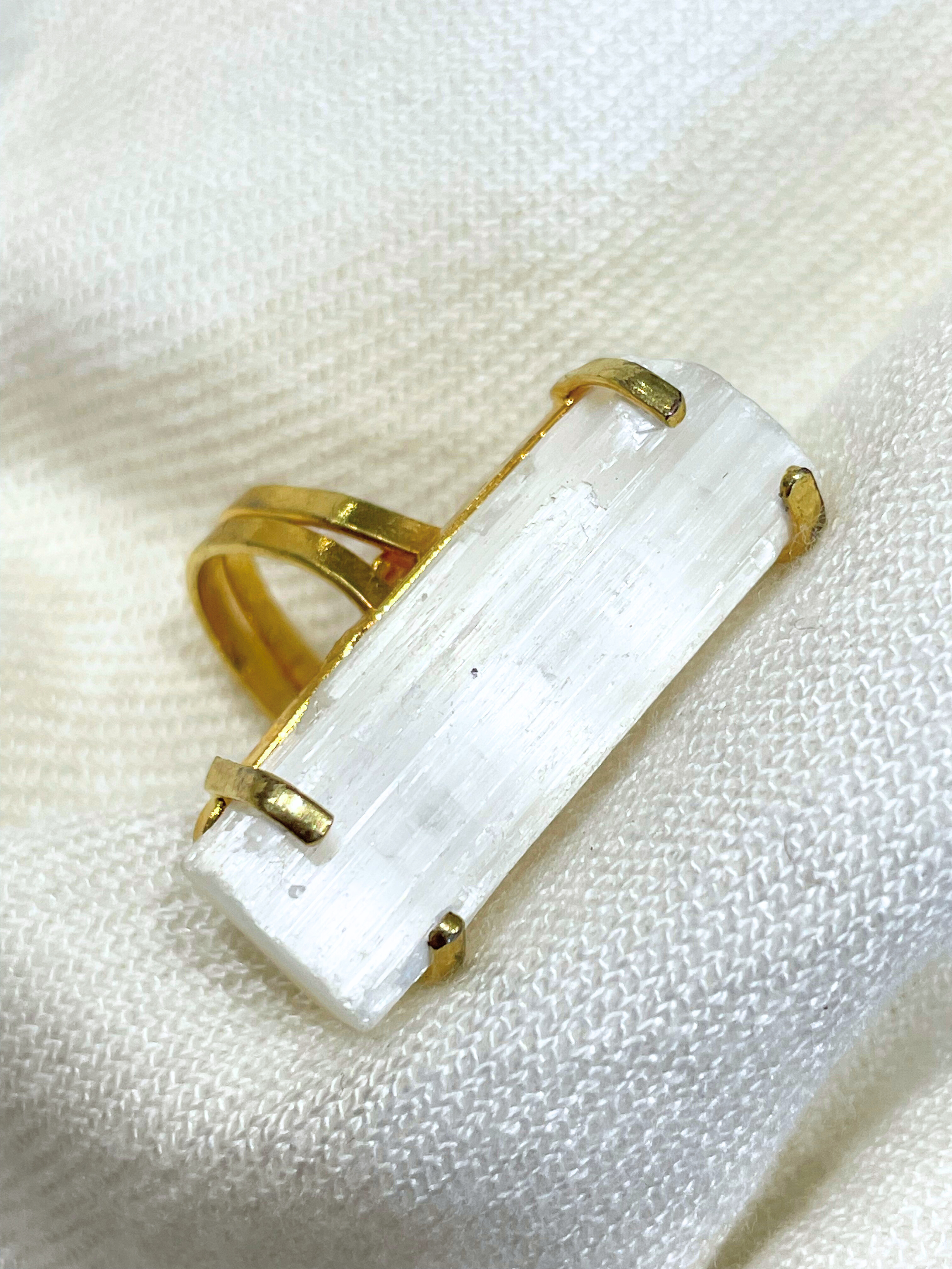 Anel Regulável de Selenita com Banho de Ouro | Limpeza Energética e Clareza Mental