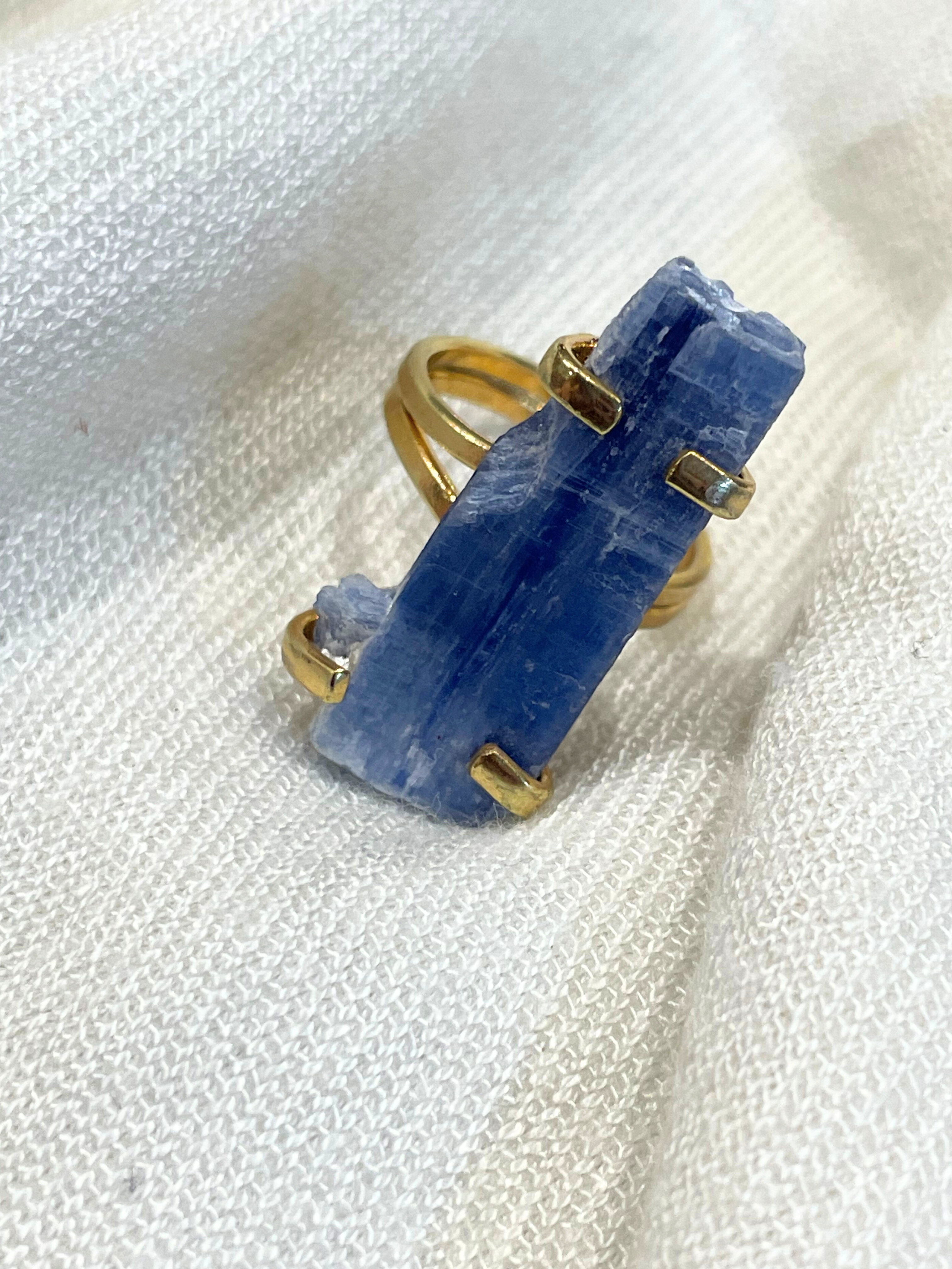 Anel Regulável de Cianita Azul com Banho de Ouro | Proteção Espiritual e Clareza Mental