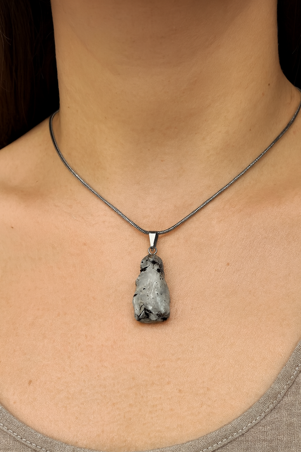 Pingente de Pedra da Lua Indiana | Intuição, Feminilidade e Equilíbrio Emocional