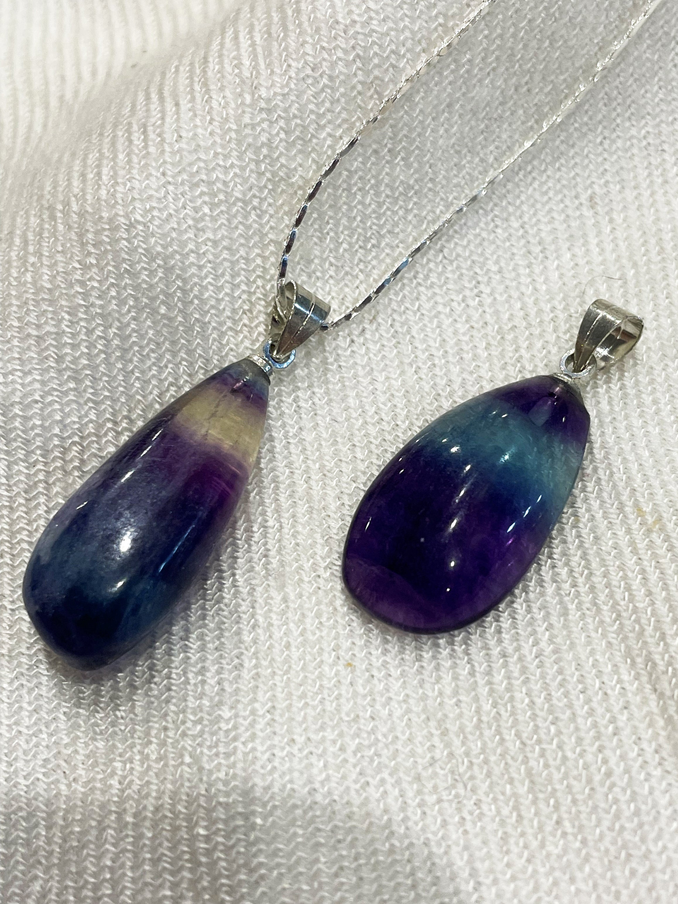 Pingente de Fluorita em Gota – Conexão, Cura e Evolução