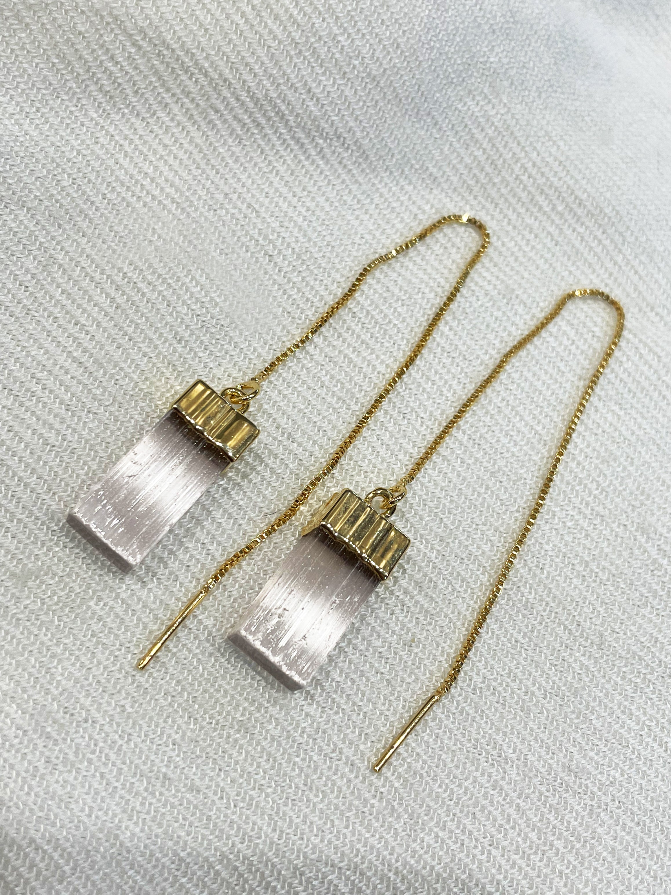 Brincos de Selenita com Banho de Ouro – Pedra da Limpeza Energética e Espiritualidade