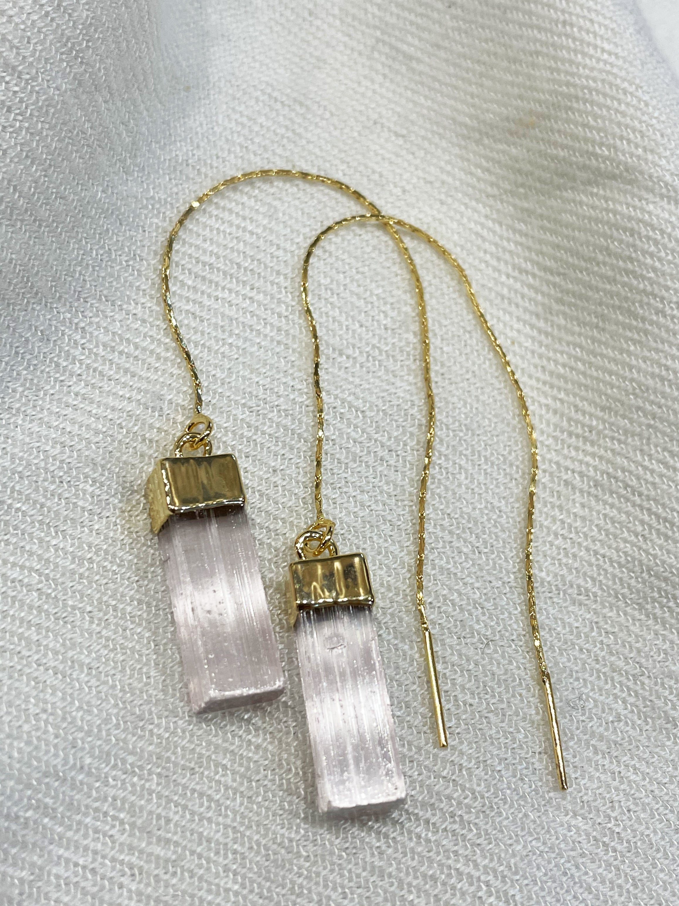 Brincos de Selenita com Banho de Ouro – Pedra da Limpeza Energética e Espiritualidade