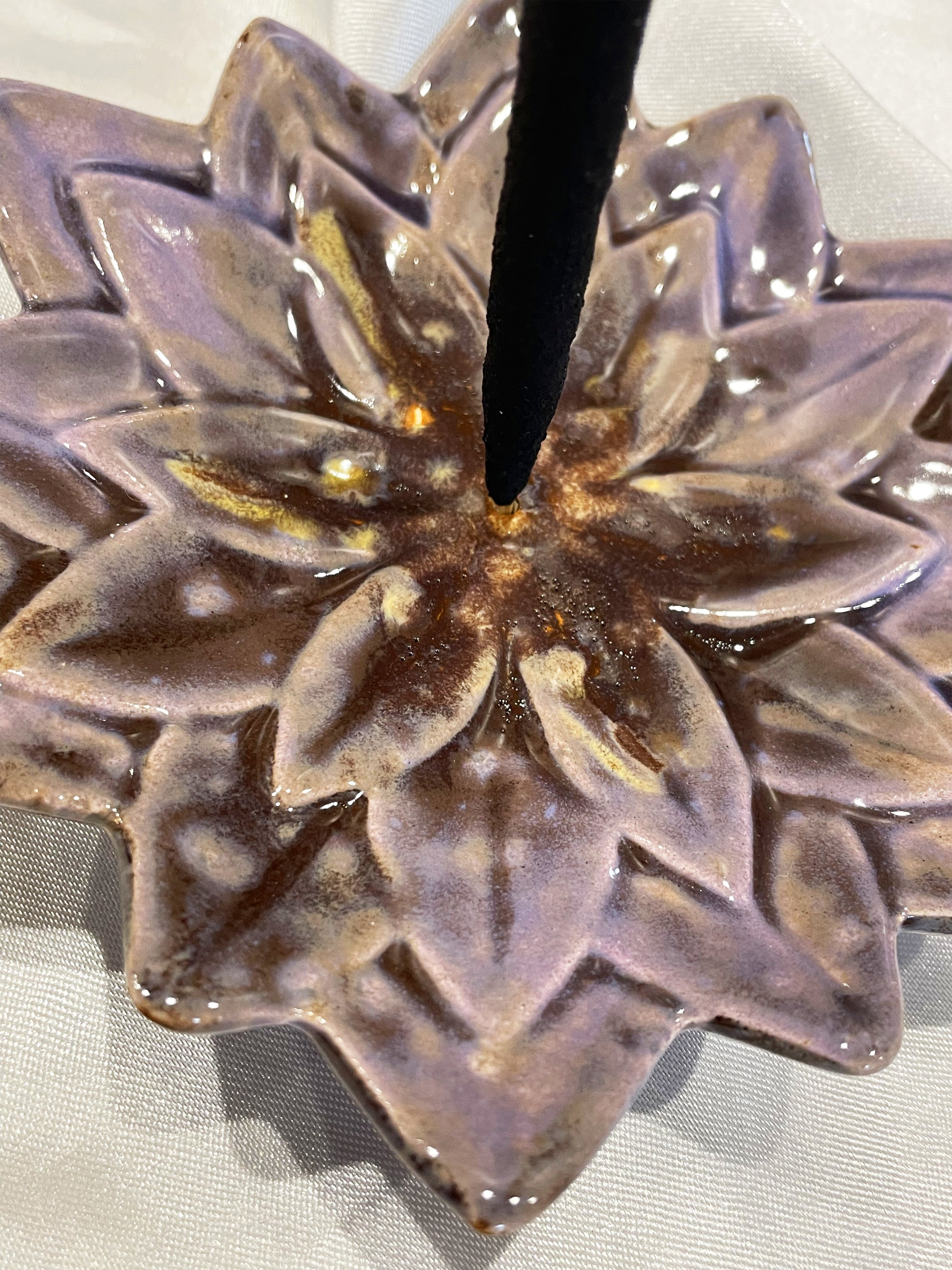 Incensário de Cerâmica Lótus Pintado à Mão – Peça Única Artesanal