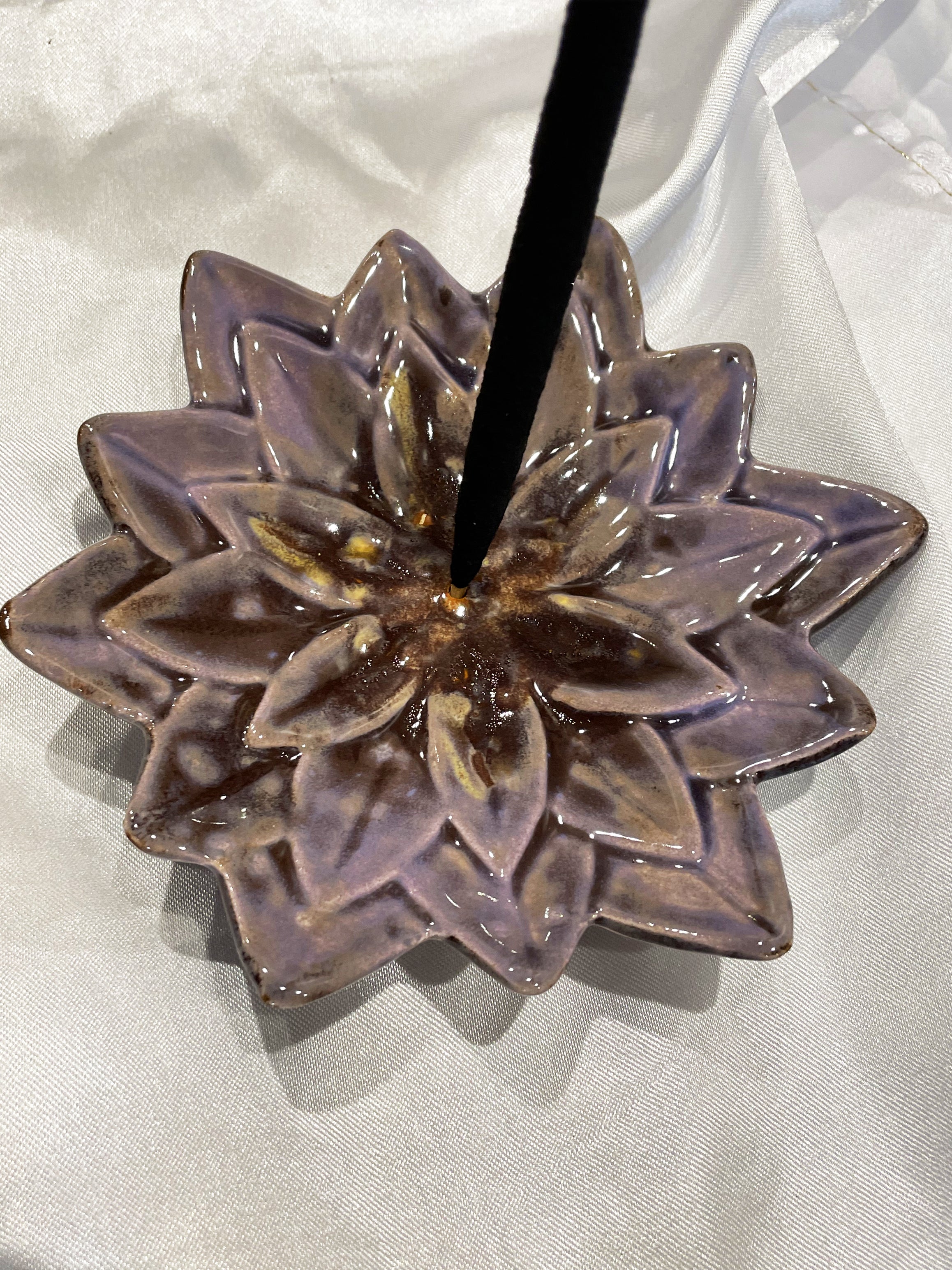 Incensário de Cerâmica Lótus Pintado à Mão – Peça Única Artesanal