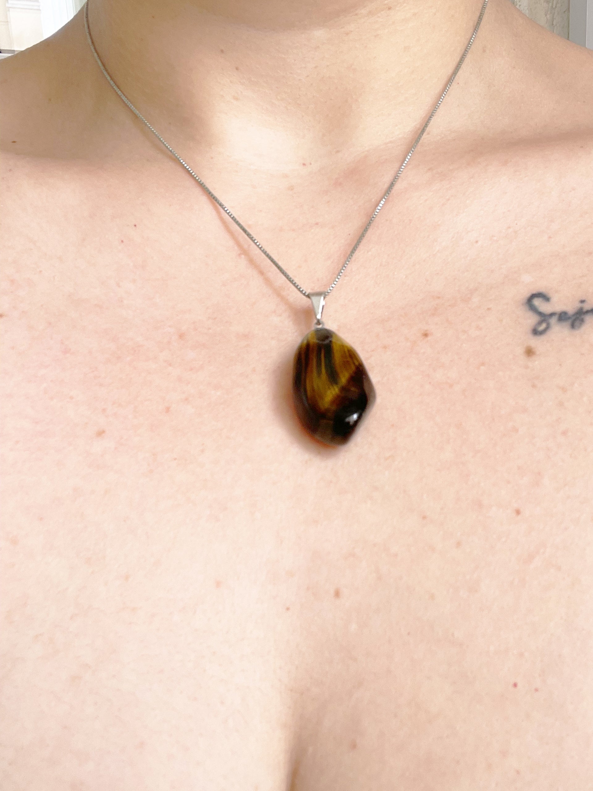 Pingente Gota de Olho de Falcão | Comunicação e Autoconfiança