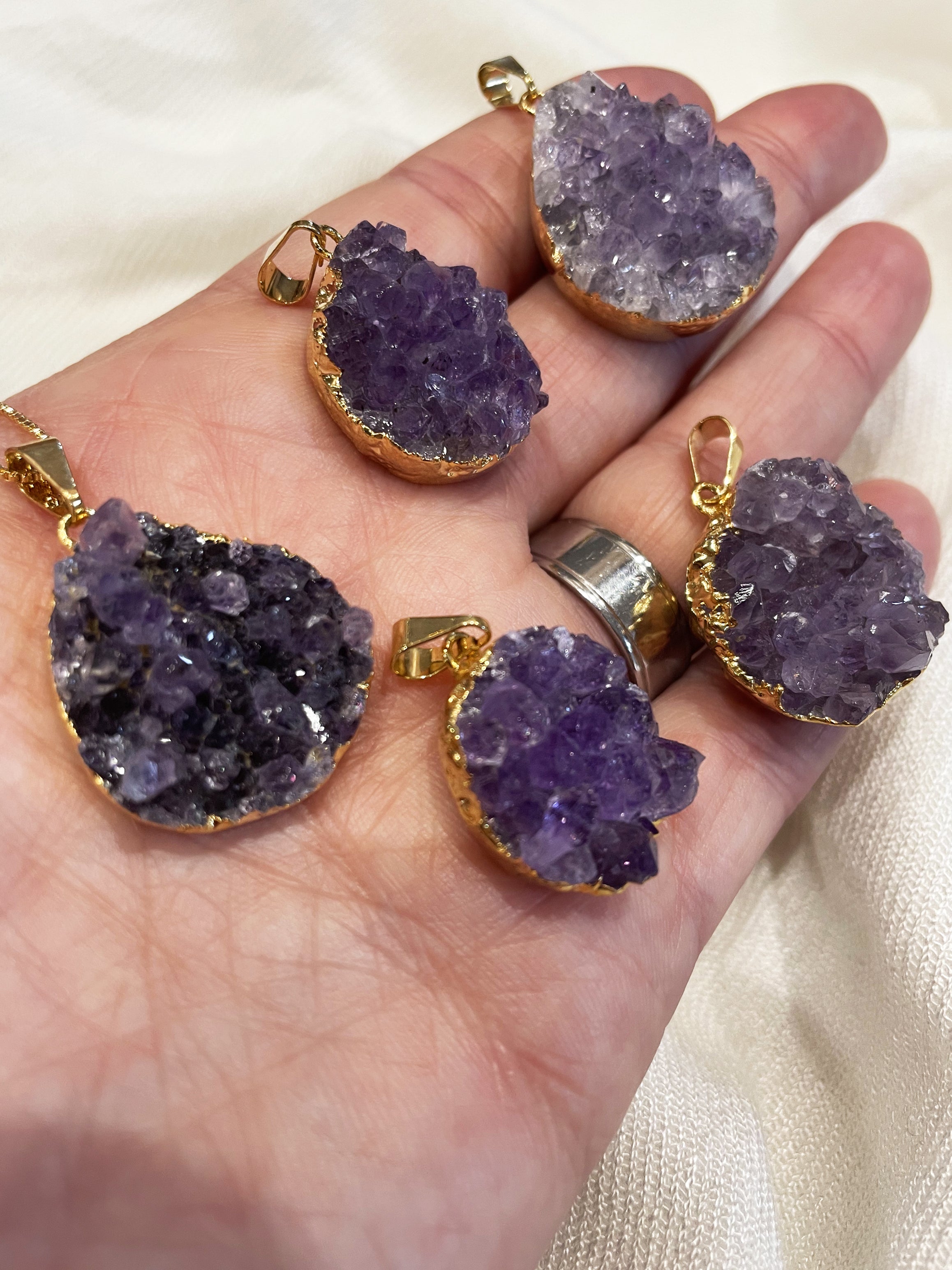 Pingente de Drusa de Ametista com Banho de Ouro – Pedra da Espiritualidade e Transmutação