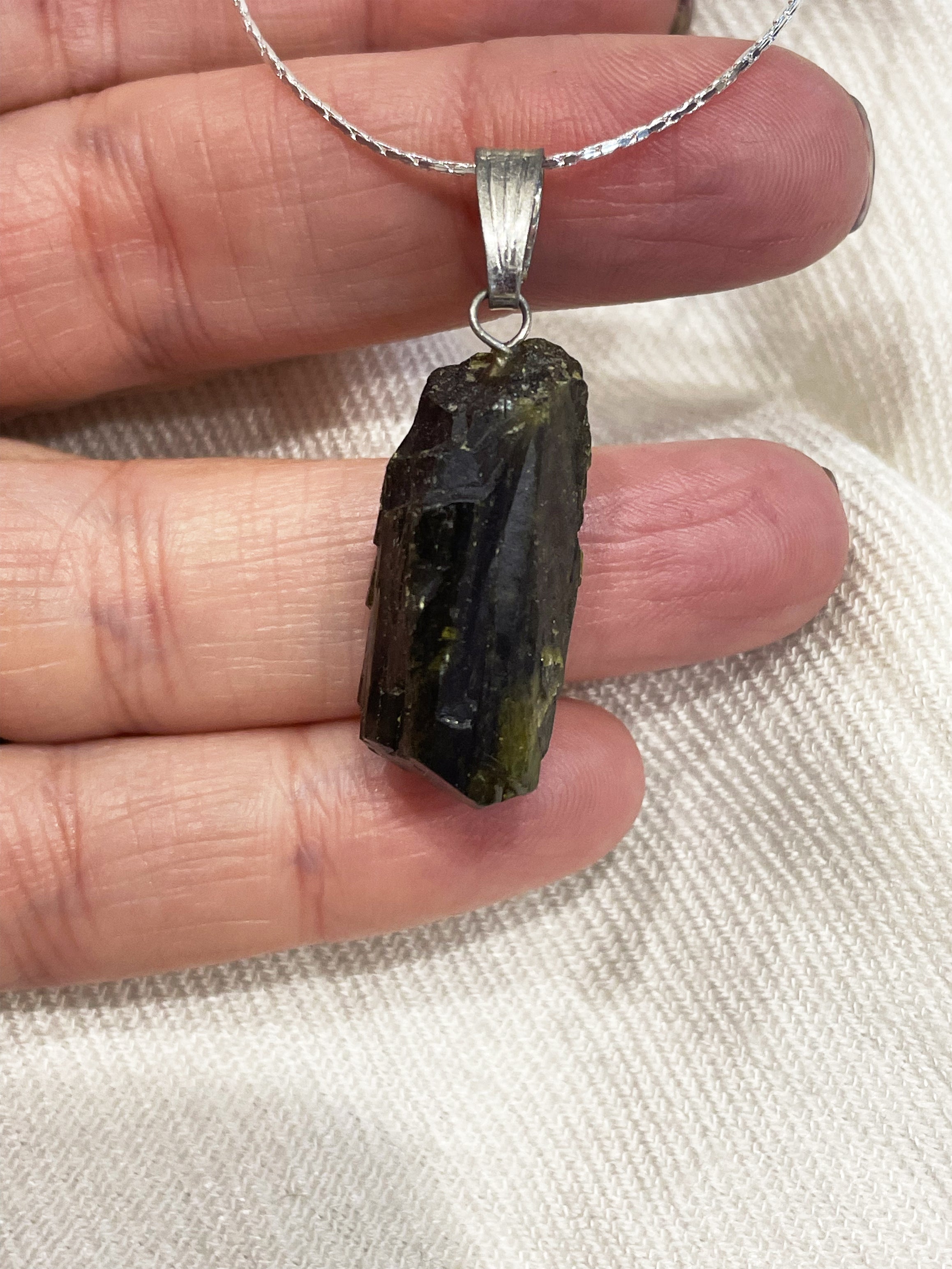 Pingente de Epidoto – Pedra do Autoconhecimento e Estrutura Emocional