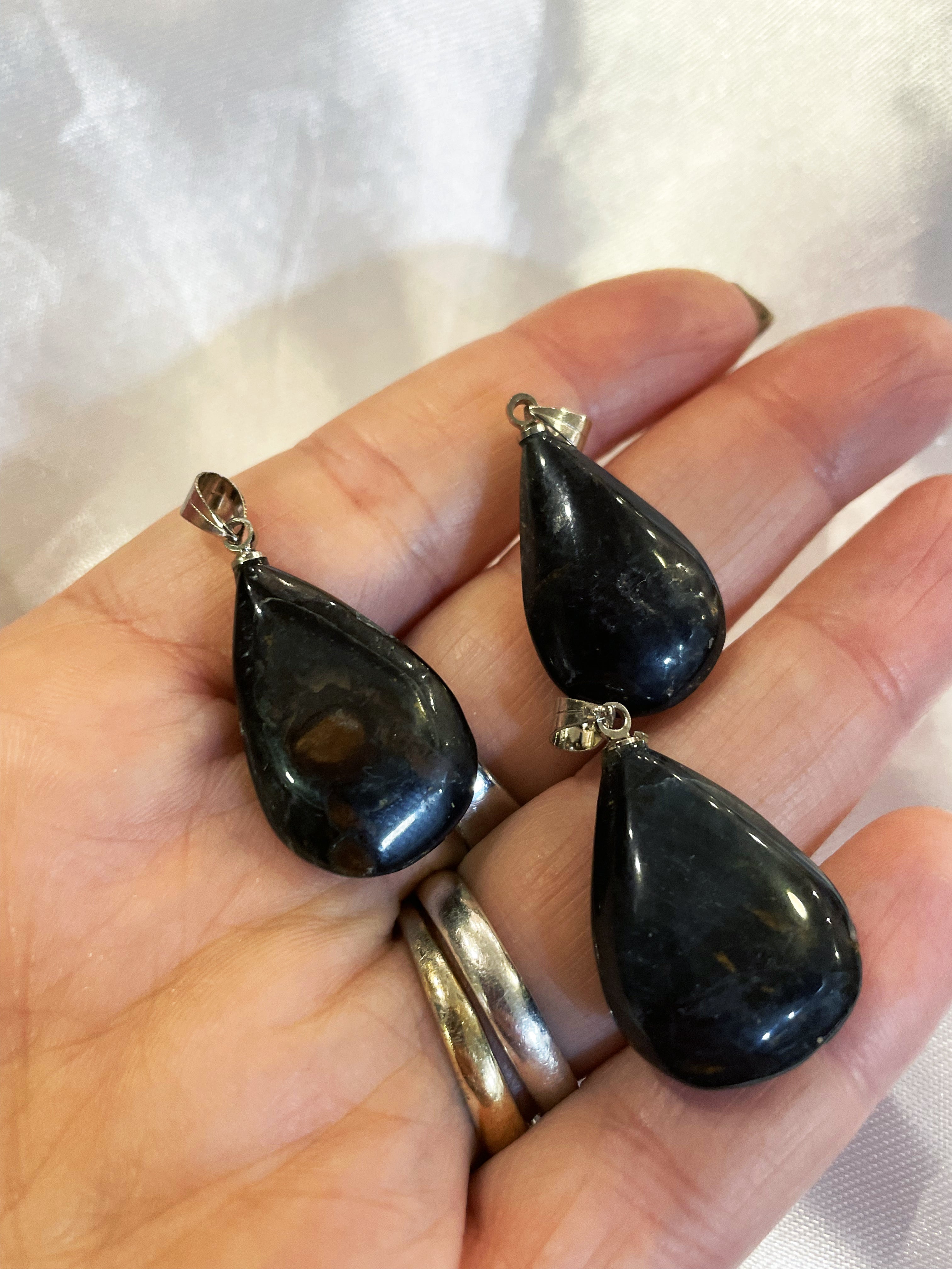 Pingente Gota de Olho de Falcão | Comunicação e Autoconfiança