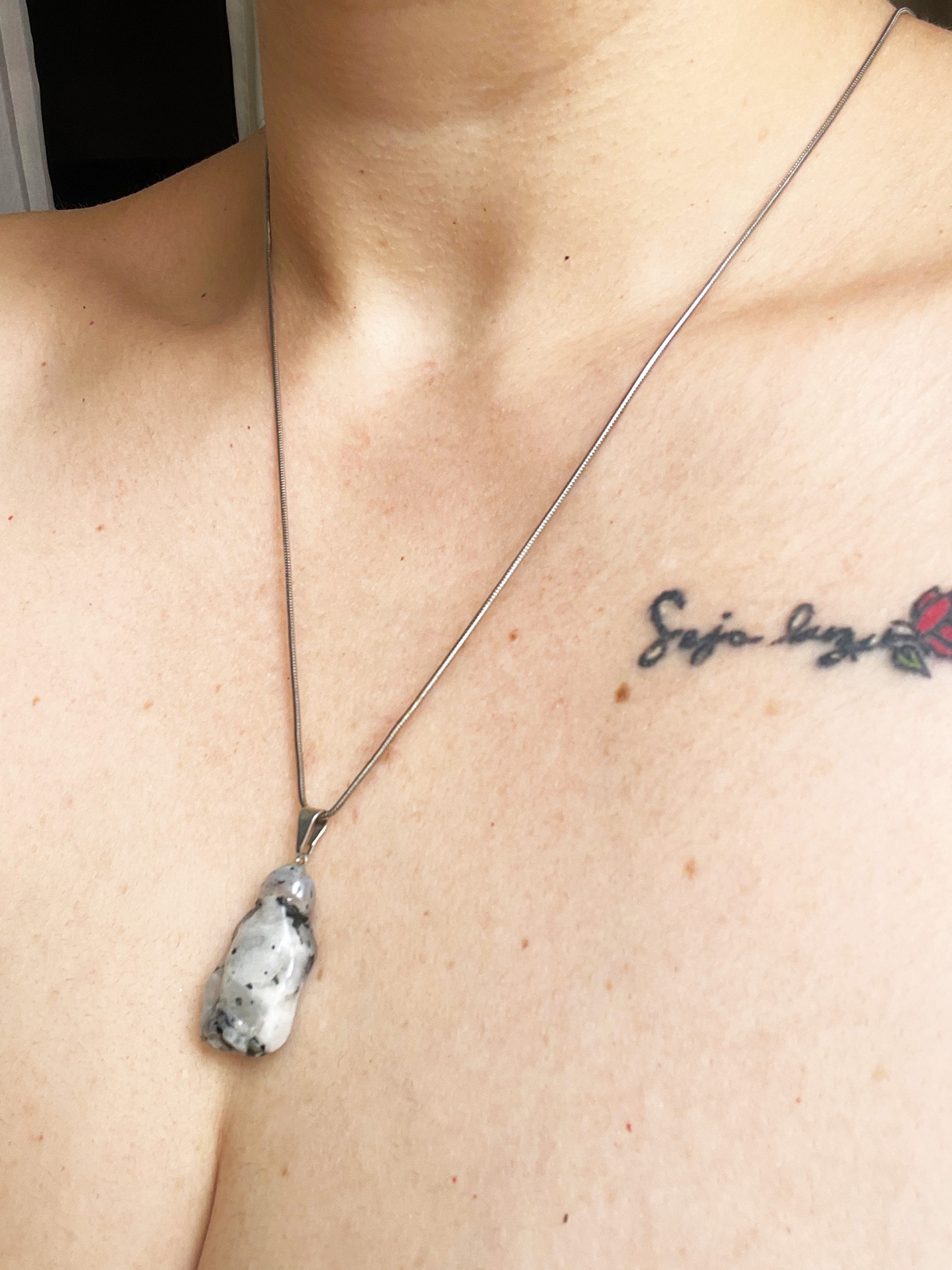 Pingente de Pedra da Lua Indiana | Intuição, Feminilidade e Equilíbrio Emocional