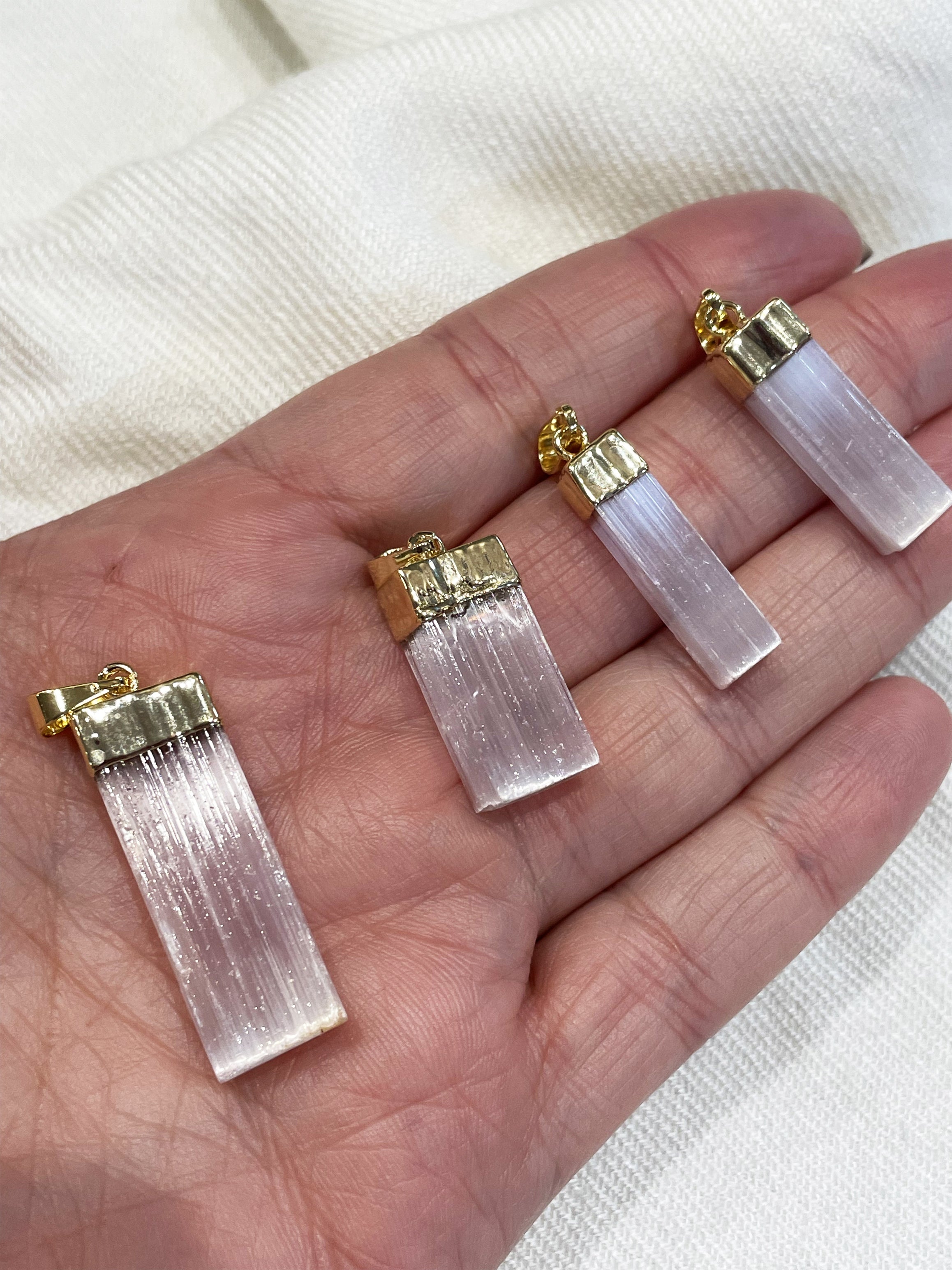 Pingente de Selenita com Banho de Ouro – Pedra da Limpeza Energética e Conexão Espiritual