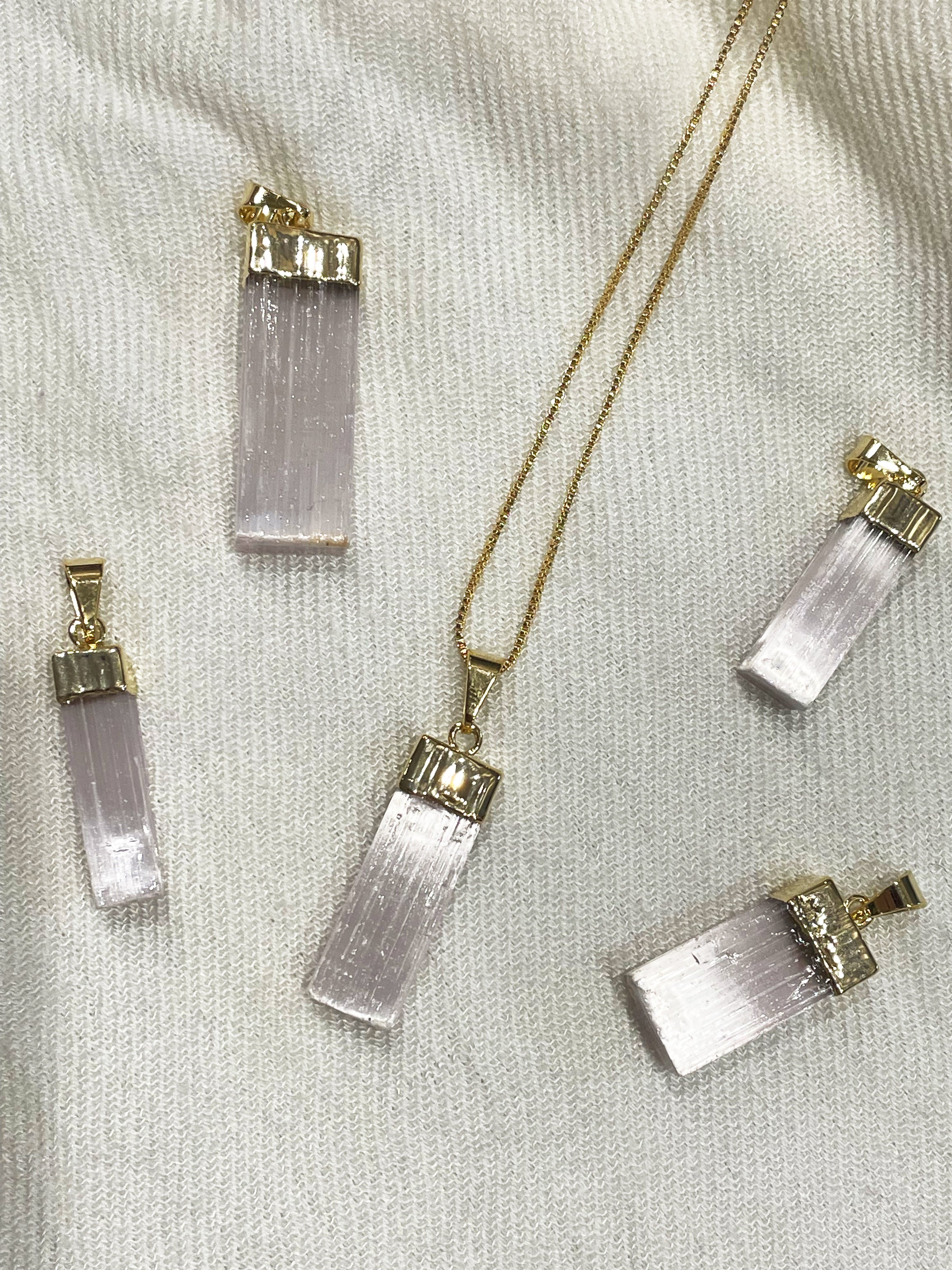 Pingente de Selenita com Banho de Ouro – Pedra da Limpeza Energética e Conexão Espiritual