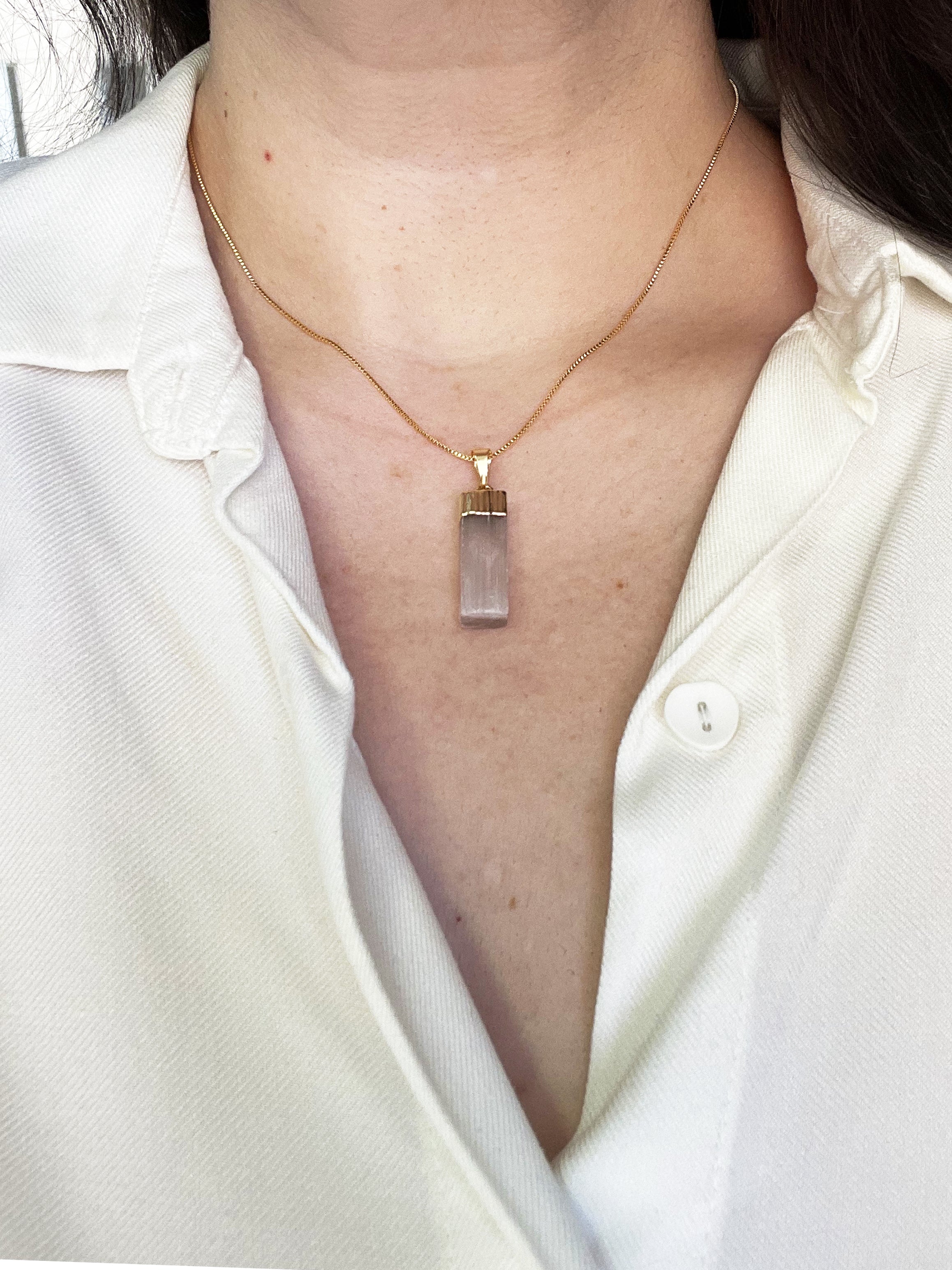 Pingente de Selenita com Banho de Ouro – Pedra da Limpeza Energética e Conexão Espiritual