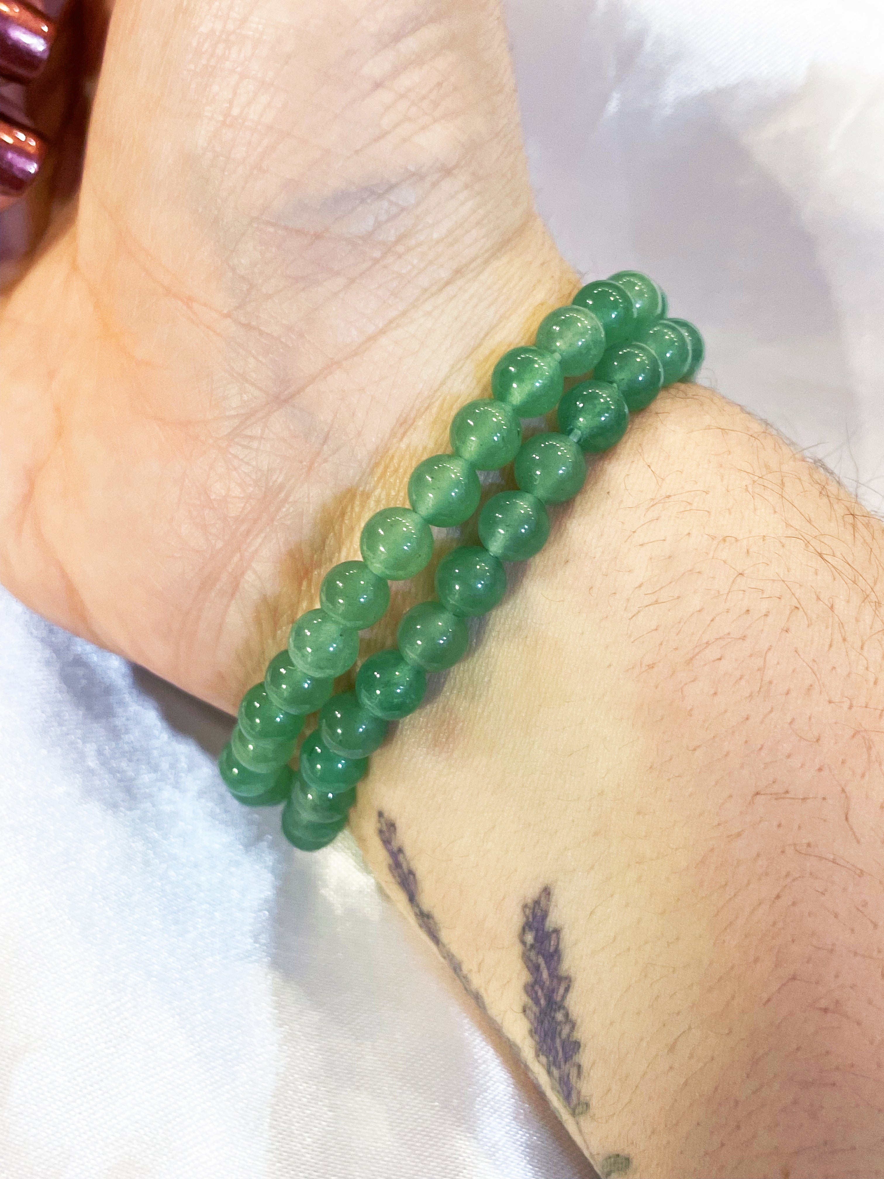 Pulseira de Quartzo Verde 6 mm – Cura, Equilíbrio e Energia do Coração | Curadoria da Bruxona