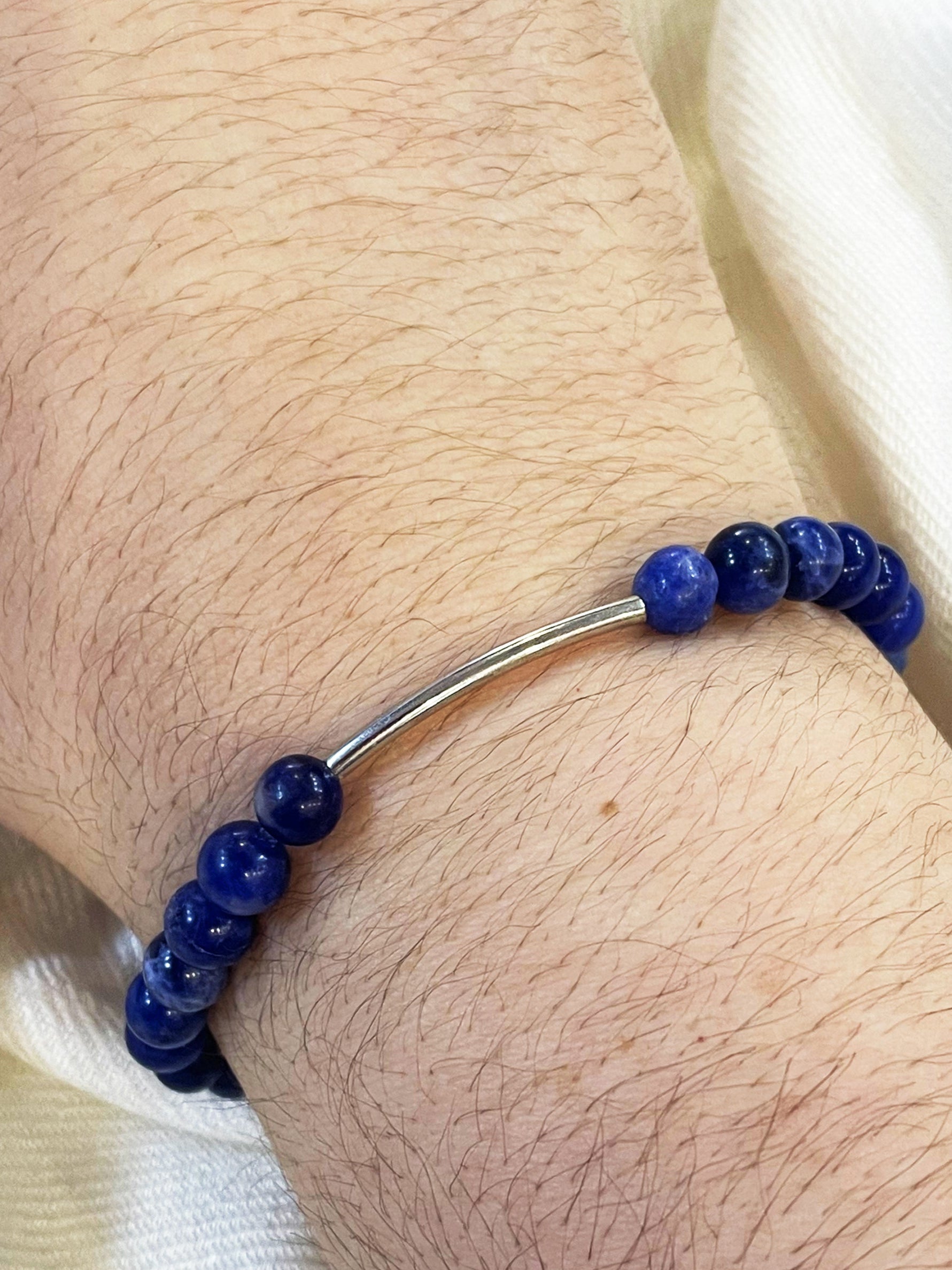 Pulseira de Sodalita 6 mm com Entremeio em Ouro Branco – Foco, Intuição e Autoconhecimento