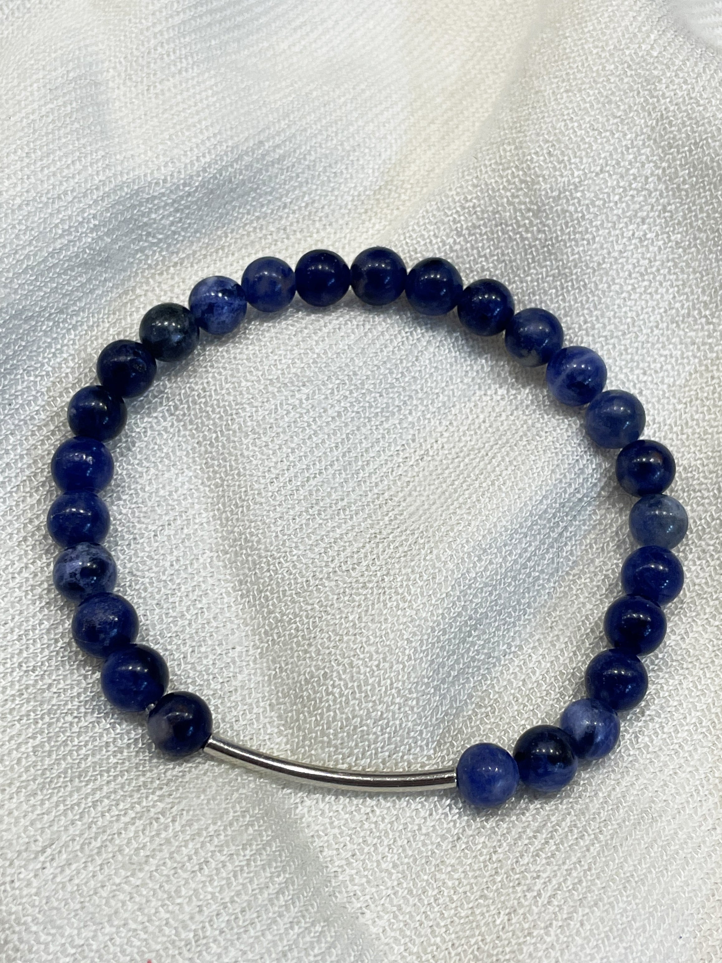 Pulseira de Sodalita 6 mm com Entremeio em Ouro Branco – Foco, Intuição e Autoconhecimento