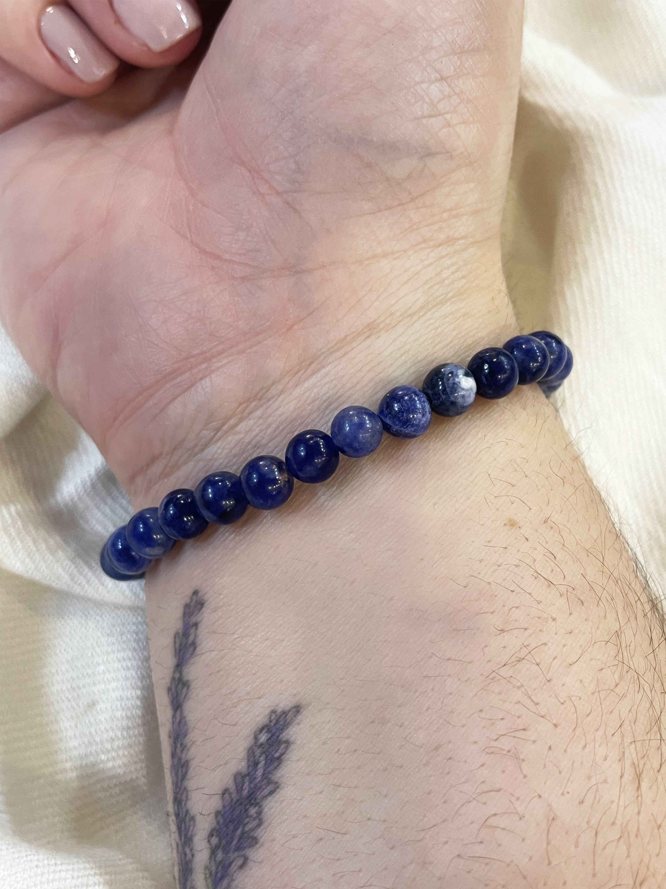 Pulseira de Sodalita 6 mm com Entremeio em Ouro Branco – Foco, Intuição e Autoconhecimento